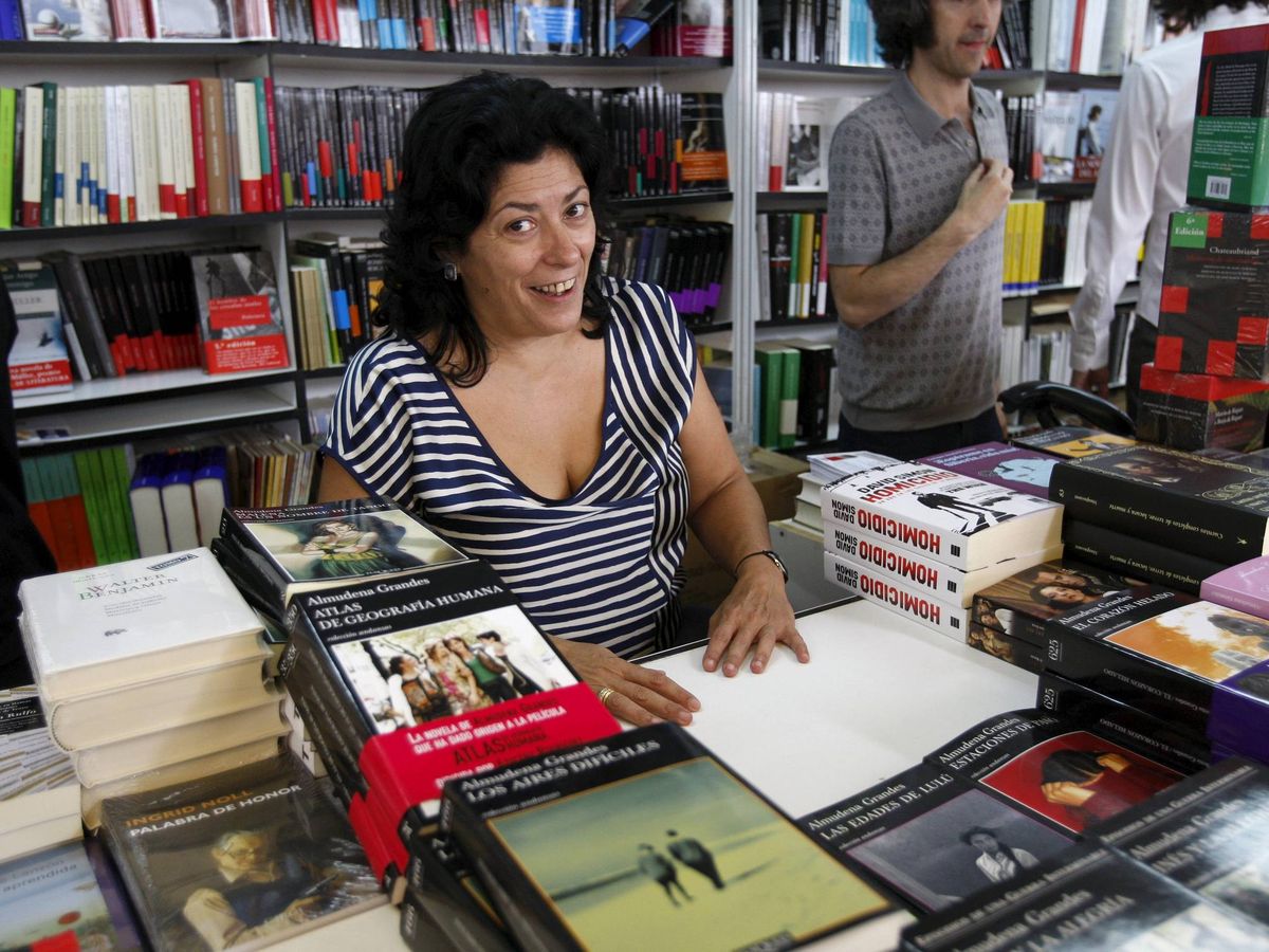 Foto: Almudena Grandes, en la Feria del Libro de 2011. (EFE/Mondelo)