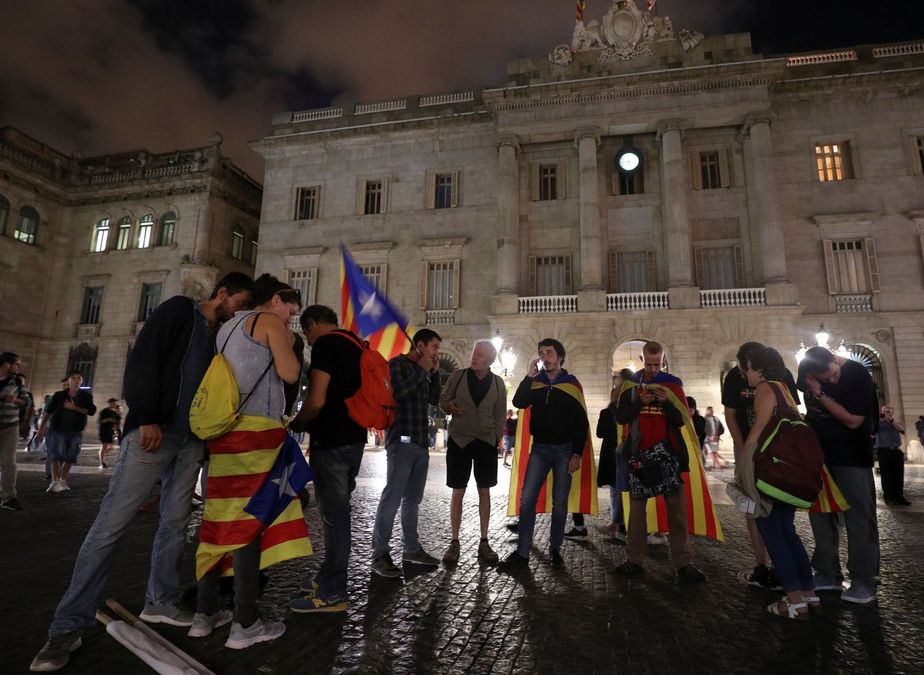 Independentistas en la plaza Sant Jaume. (Reuters)