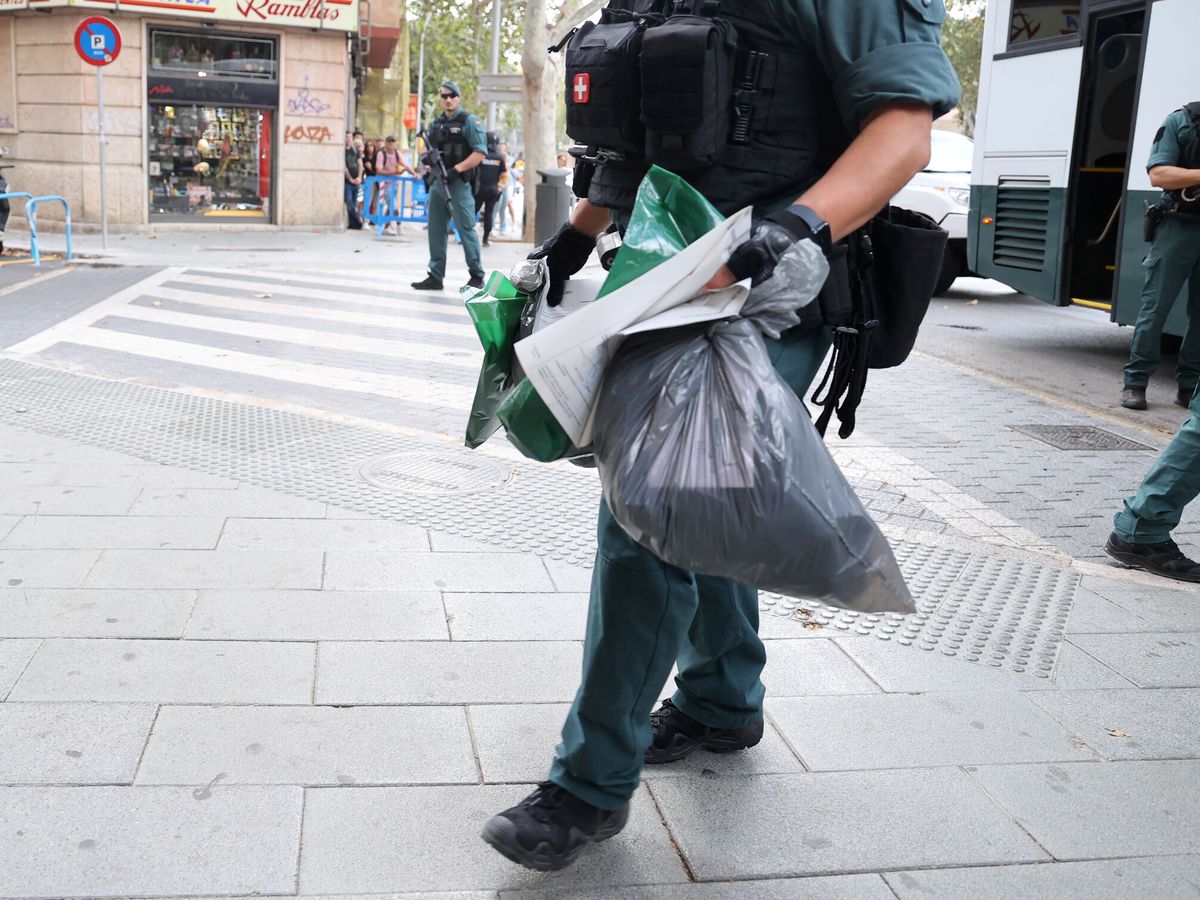 Foto: Un agente de la Guardia Civil lleva una bolsa con pruebas en imagen de archivo. (Europa Press/LIsaac Buj)