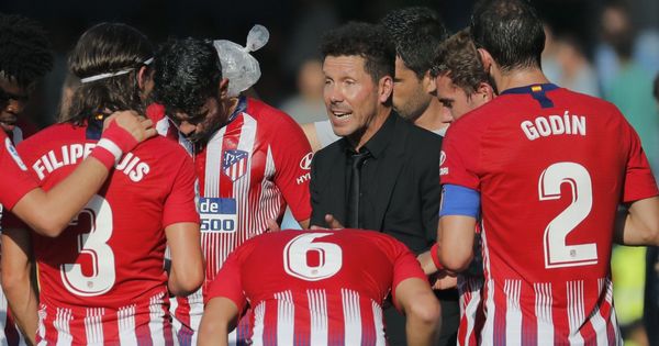 Foto: Simeone habla con sus jugadores en un descanso para refrescarse em el Celta-Atlético. (EFE)