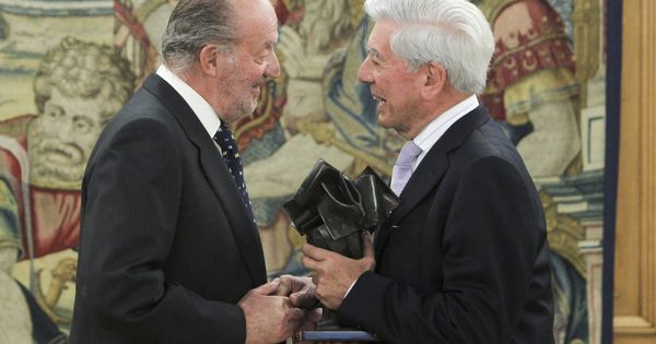 Foto: El rey Juan Carlos junto a Vargas Llosa. (Gtres)