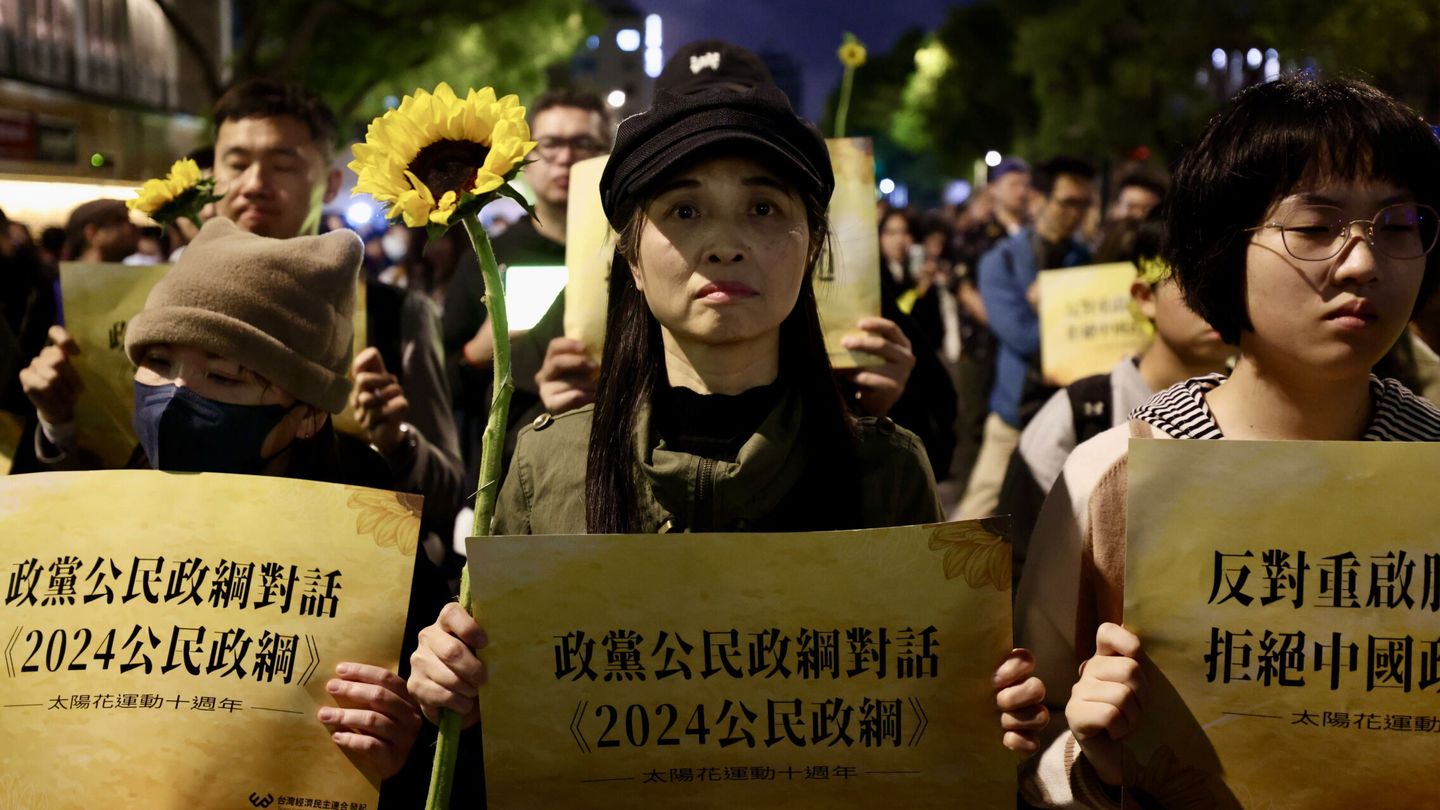 Manifestaciones el pasado marzo en Taipéi para recordar el 10º aniversario de la 'revolución de los girasoles'. (EFE)
