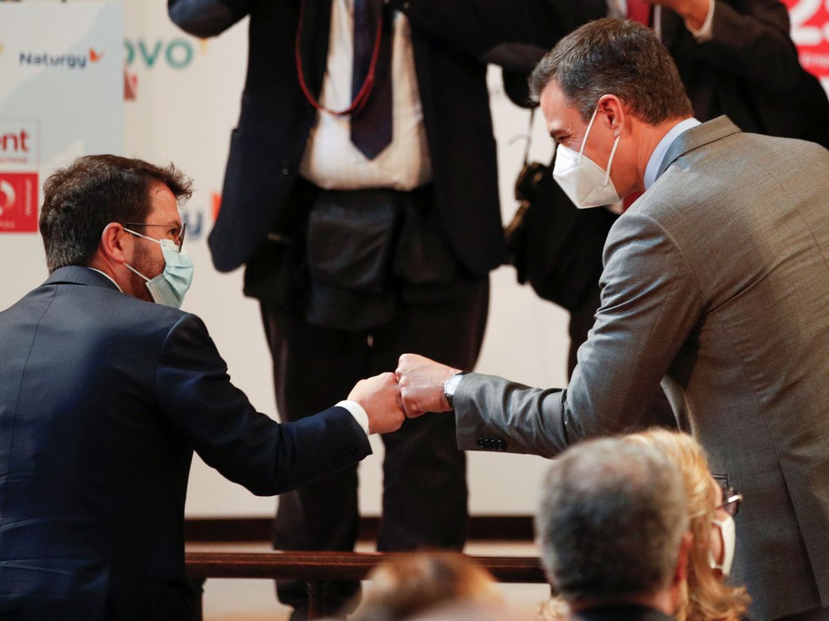 Foto: Aragonès y Sánchez, en un acto de la patronal catalana. (Reuters)
