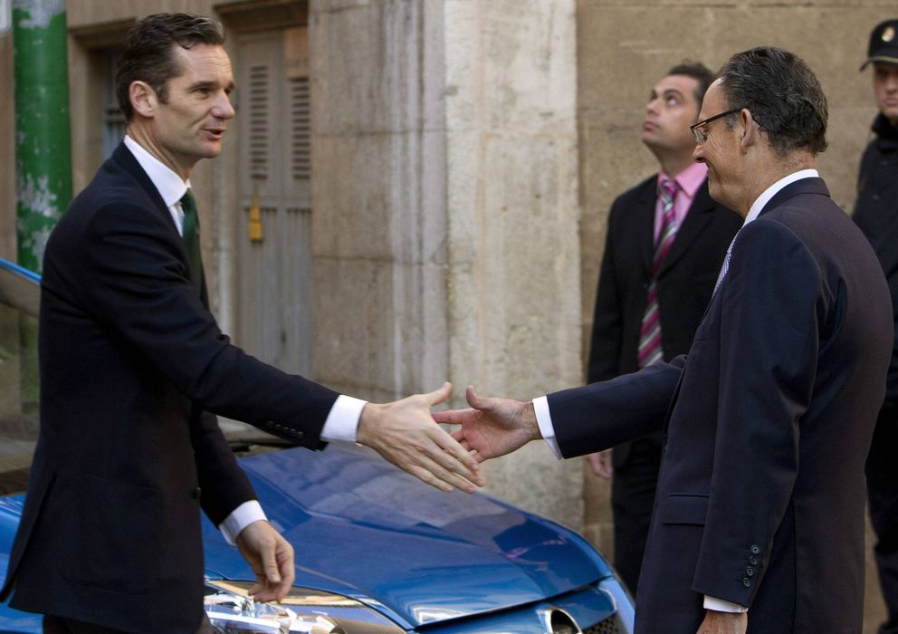 Foto: El duque de Palma, Iñaki Urdangarin (i), saluda a su abogado, Mario Pascual Vives (Efe)