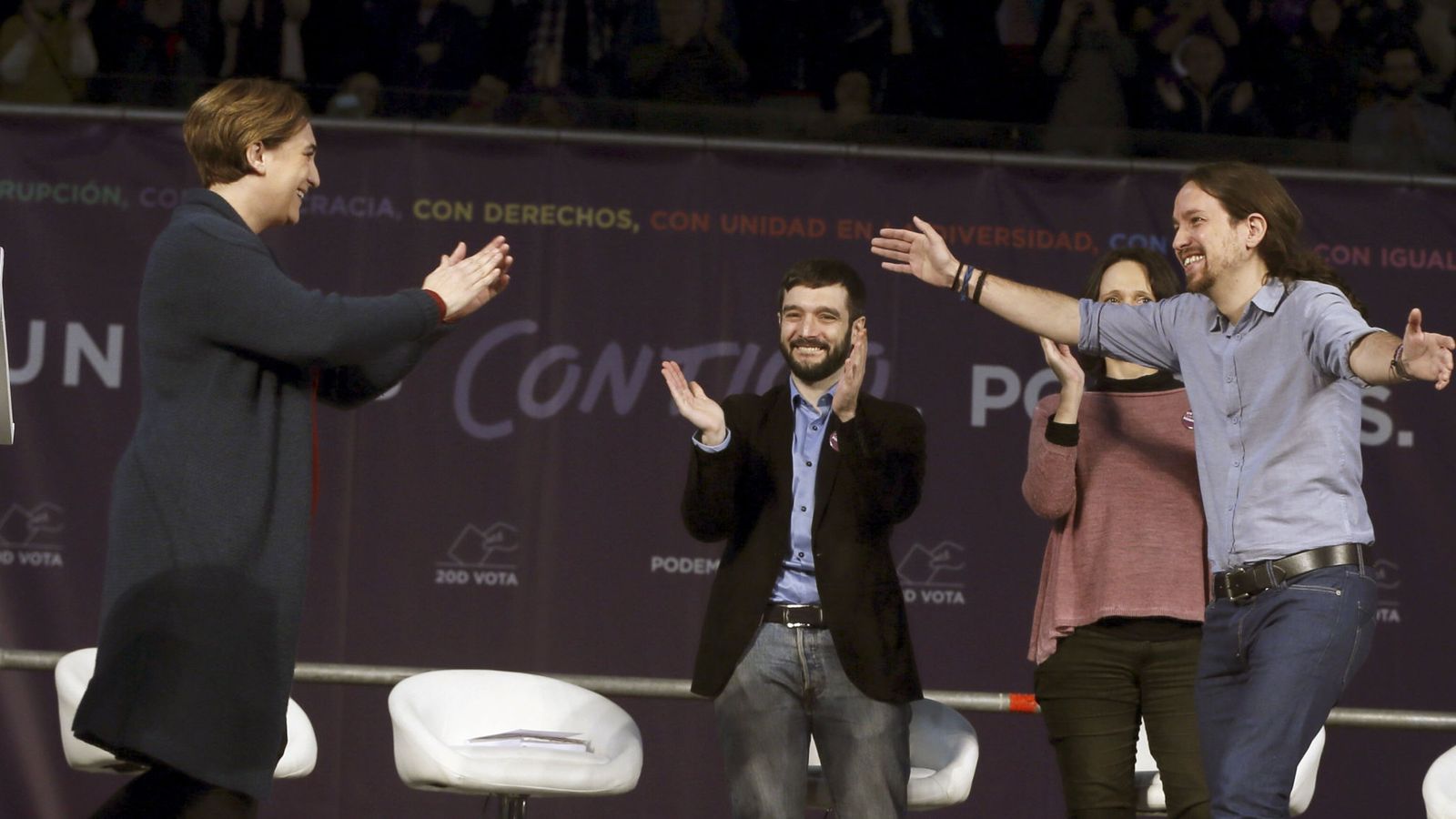 Foto: Pablo Iglesias saluda a Ada Colau durante el mitin central de Podemos en Madrid. (EFE)