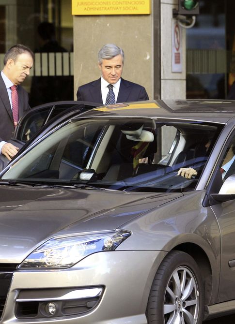 Foto: El exsecretario general del PP Ángel Acebes, a su salida de la Audiencia (EFE)