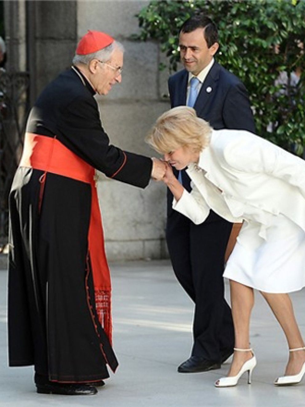 Foto: La baronesa Thyssen recomienda a su hijo que pase por un confesionario