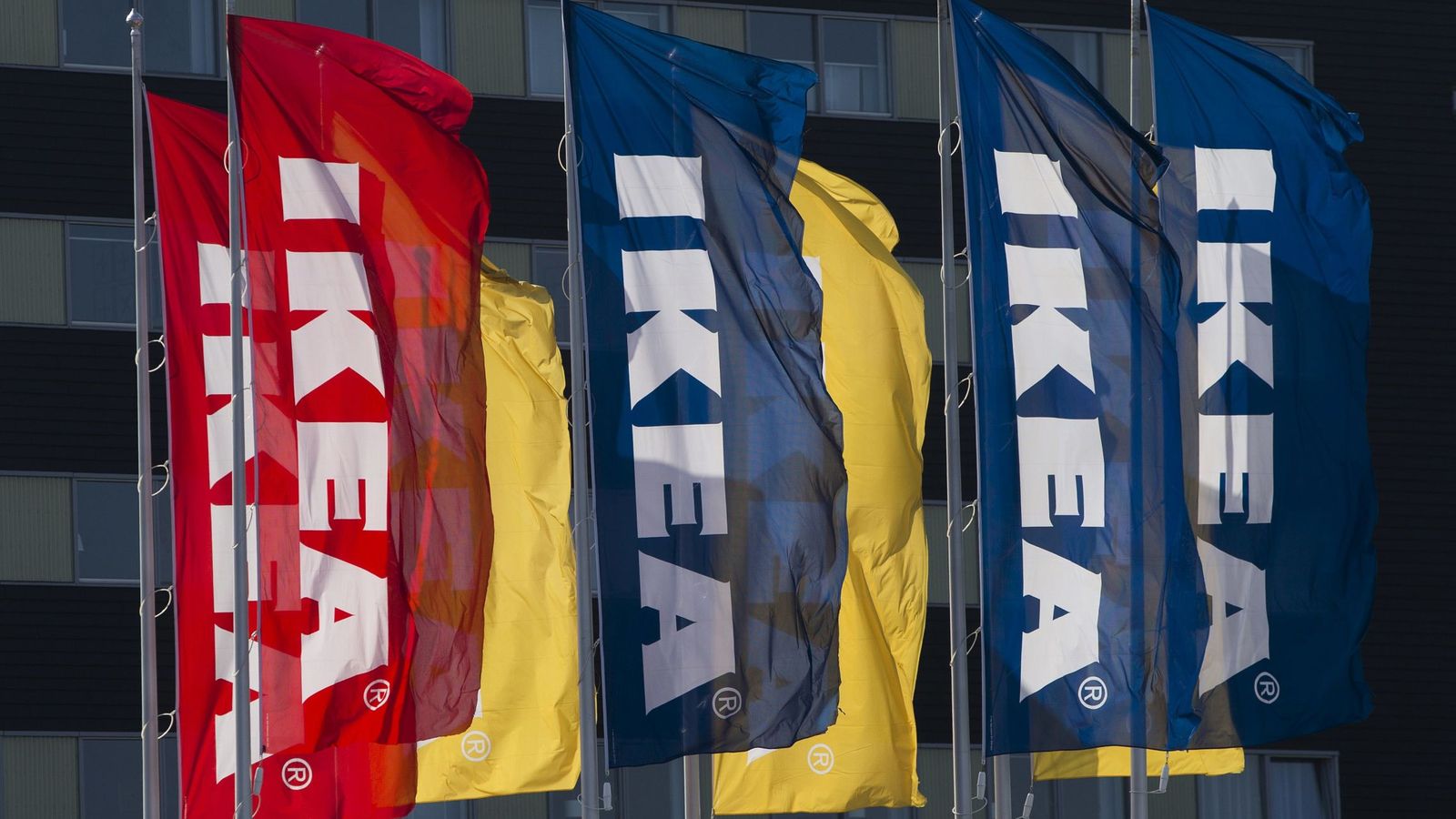 Foto: Banderas con el logo de Ikea. (Reuters)