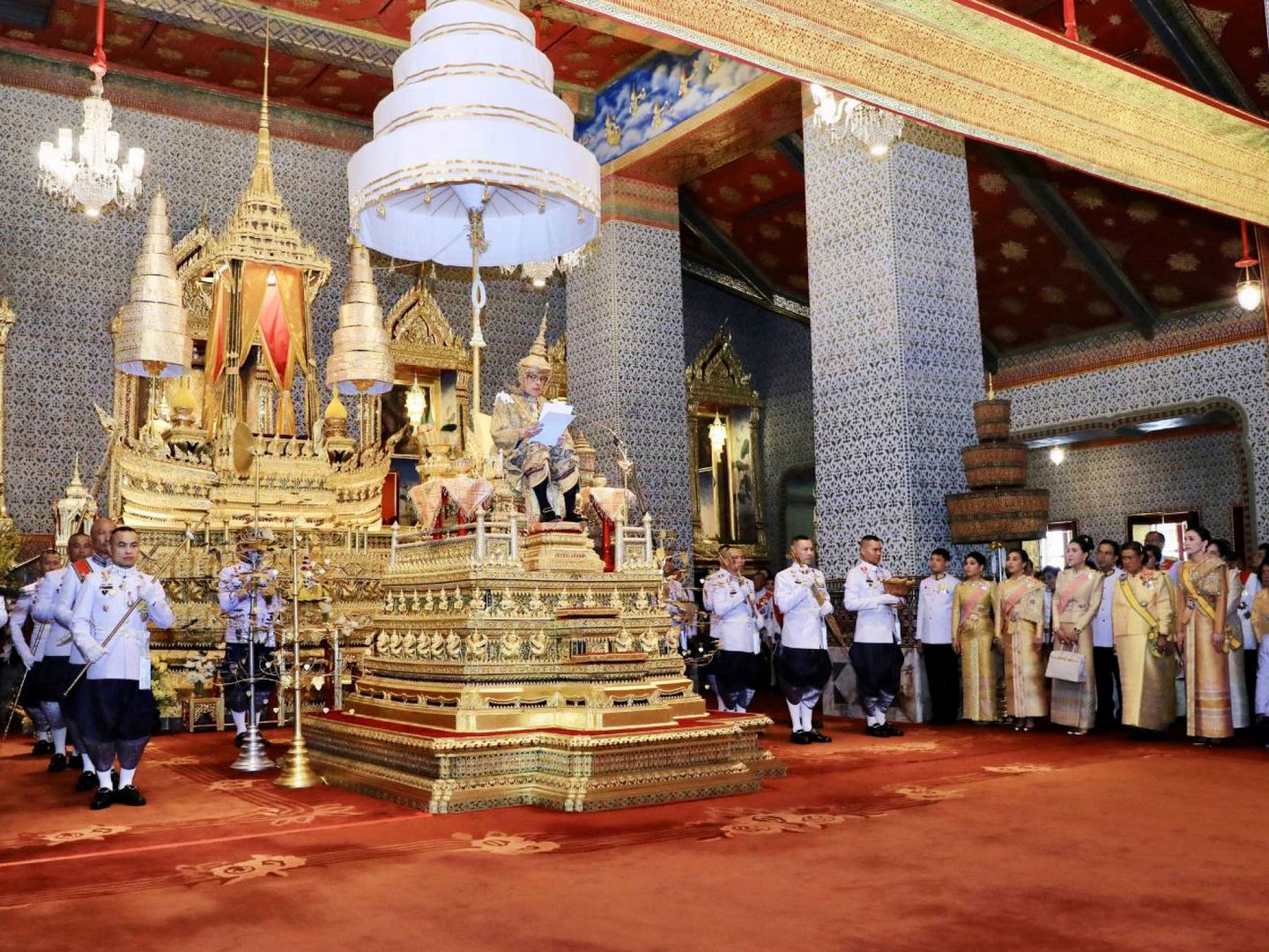 La suntuosa corte tailandesa, durante la coronación de Rama X. (Reuters)