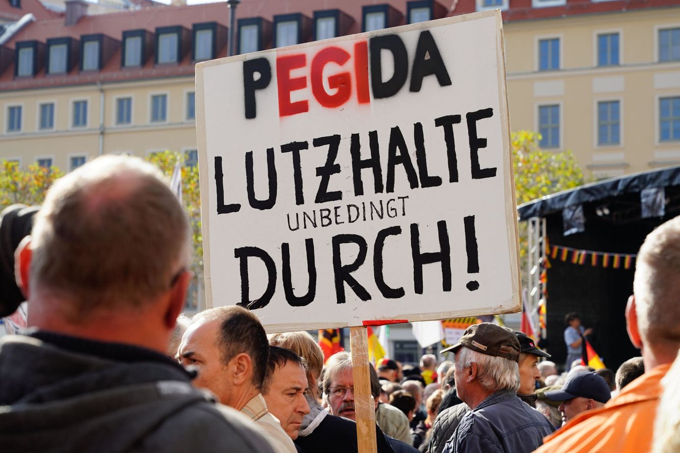 Un miebro de PEGIDA durante la celebración del cuarto aniversario del movimiento en Dresden. (EFE)