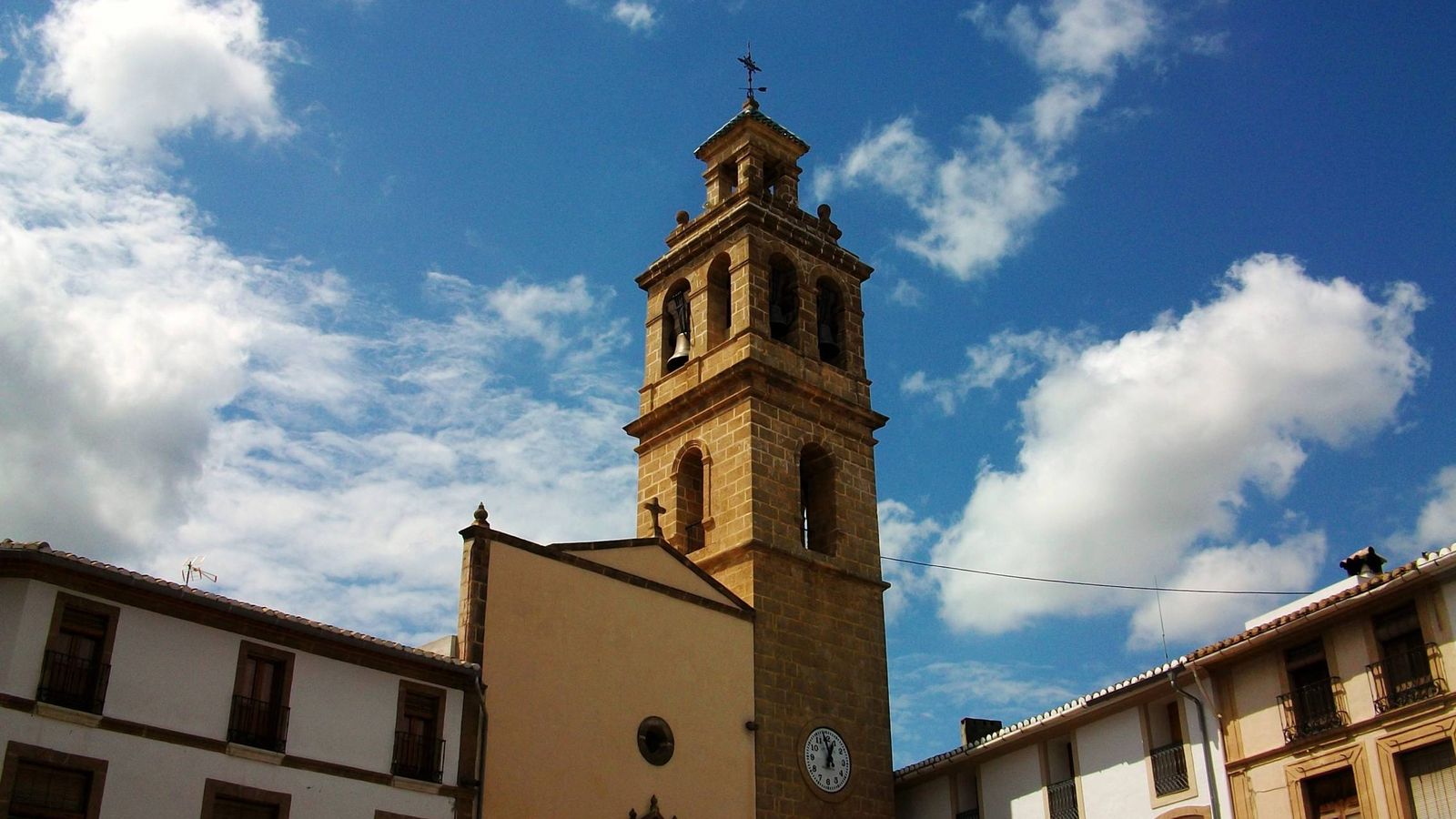 Foto: Iglesia de San Miguel Arcángel en Gata de Gorgos, municipio donde fue asesinado el Beato Diego Llorca Llopis. (Wikipedia)