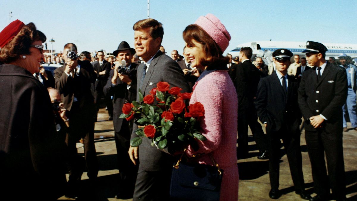 La fascinante historia del traje rosa de Jackie Kennedy el día de la muerte de JFK