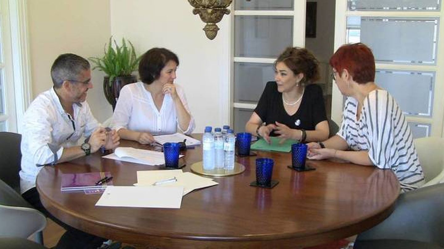 Sandra Ortega (derecha), en una reunión de trabajo. (Paideia)