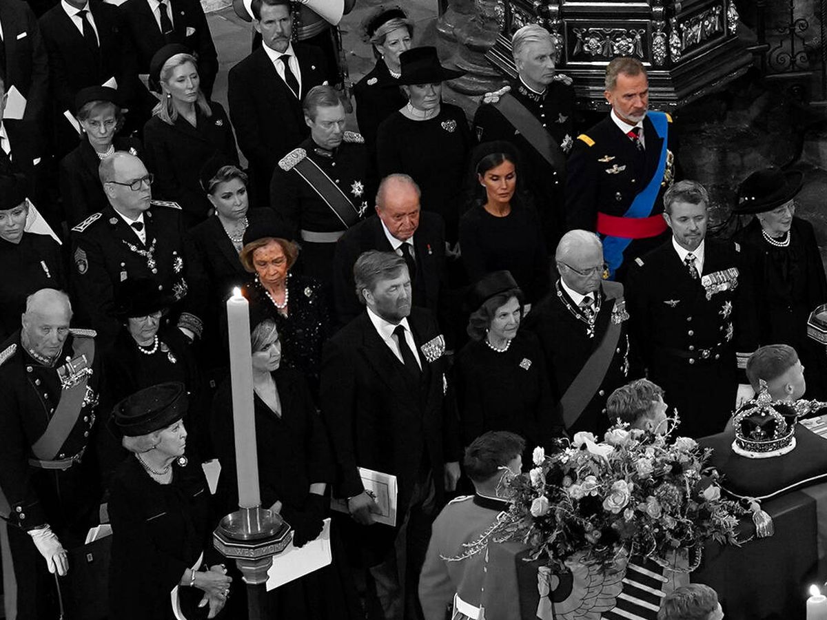 Foto: Don Felipe, doña Letizia, don Juan Carlos y doña Sofía, en el funeral de Isabel II. (Gtres)