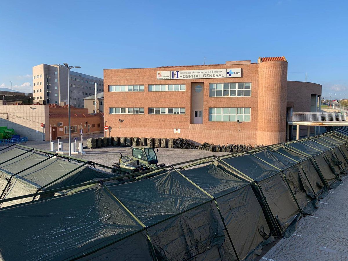 Foto: Vista del Hospital General de Segovia con las carpas en la entrada.