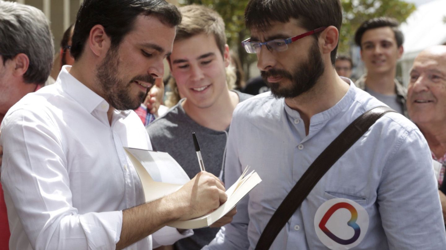 Alberto Garzón firma un libro tras su participación en un acto político en Zaragoza | EFE 