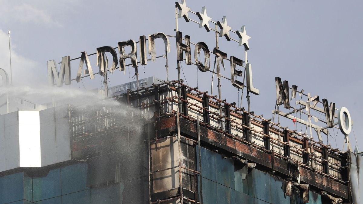 Un aparatoso incendio en el hotel Nuevo Madrid obliga a desalojar a 200 personas 
