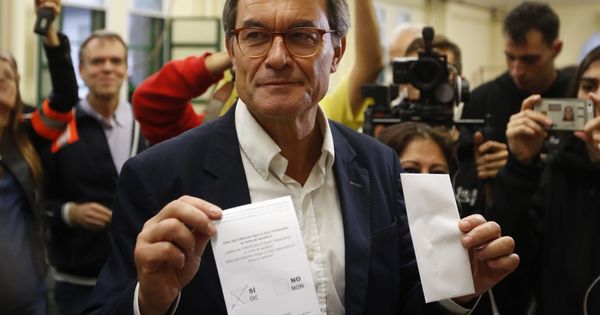 Foto: El expresidente de la Generalitat Artur Mas vota en el referéndum sobre la independencia de Cataluña. (EFE) 