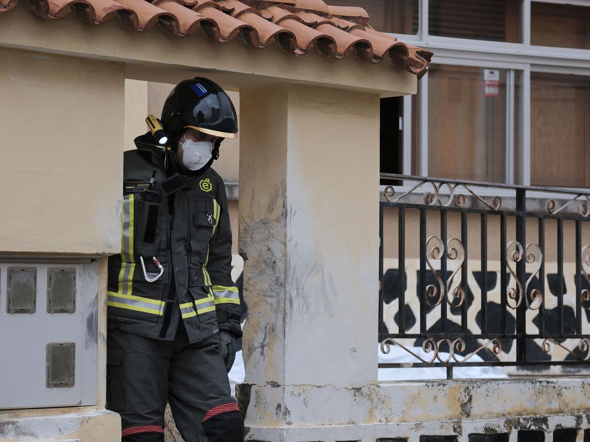 Foto: Bombero asistiendo un incendio en imagen de archivo. (EFE/Ángel Medina G)