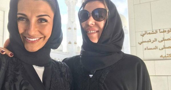 Foto: Adriana Pozueco visitando la mezquita Sheikh Zayed de Abu Dhabi. (Instagram)