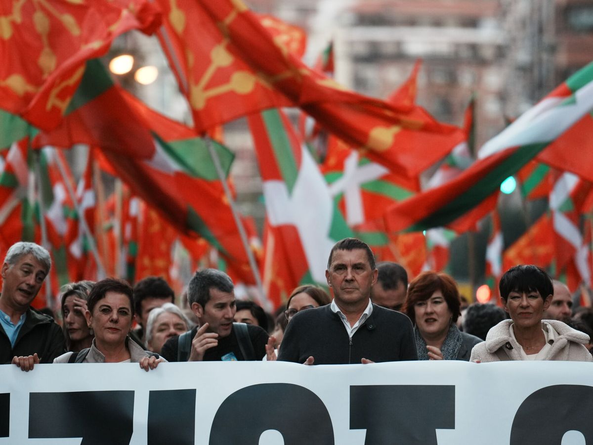 Foto: Otegi y otros destacados miembros de Bildu encabezan una manifestación para reclamar el reconocimiento de la nación vasca. (Europa Press)