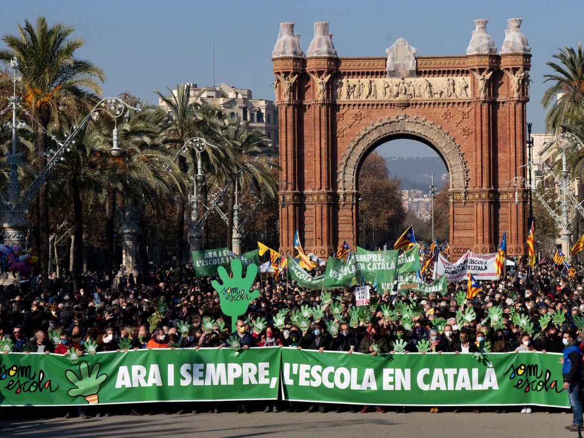 Foto: Manifestación convocada por la plataforma Somescola. (EFE/Enric Fontcuberta) 