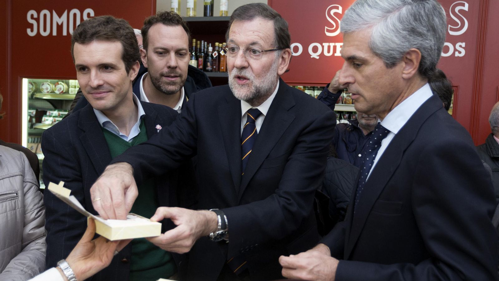 Foto: El presidente del Gobierno en funciones, Mariano Rajoy, junto al vicesecretario de Comunicación del PP, Pablo Casado. (Efe) 