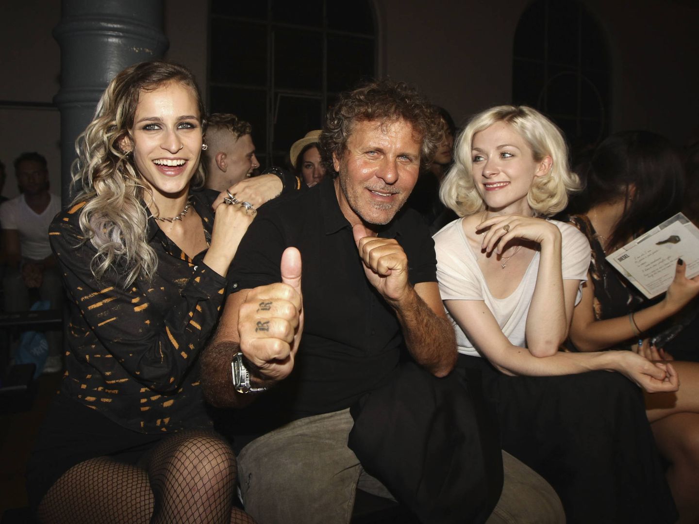 Renzo Rosso posa junto a las modelos Alice Dellal y Portia Freeman(Getty Images)