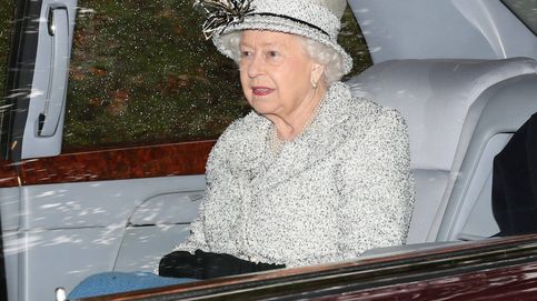 Isabel II, retada por Boris Johnson, responde con su look más espectacular