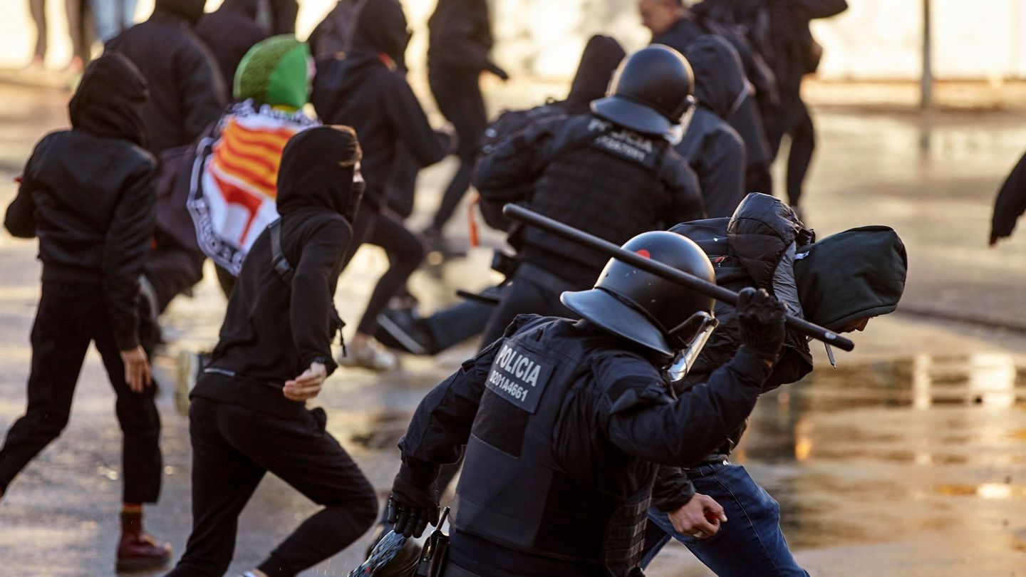 Los Mossos d'Esquadra han cargado durante la concentración de un grupo de manifestantes antifascistas en la plaza 1-O de Girona (EFE)
