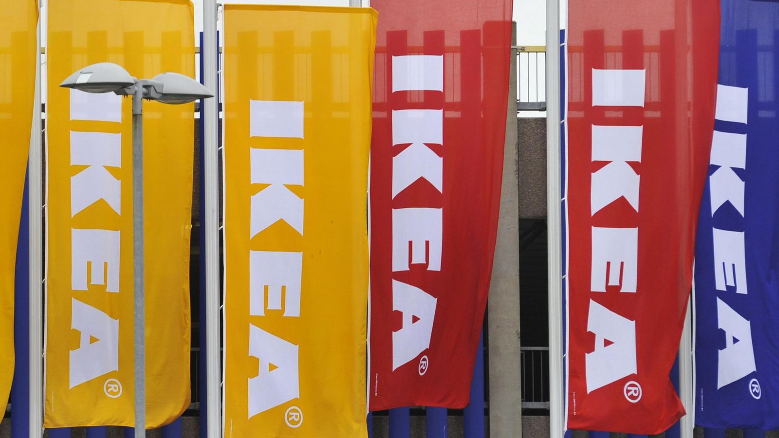 Foto: Varias banderas con el logo de Ikea. (Reuters)
