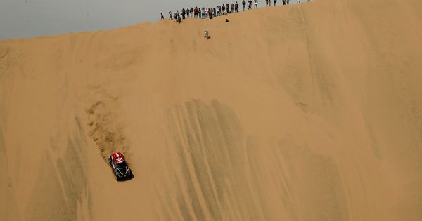 Foto: Una impresionante duna en la etapa Perú-Pisco del Dakar. (Reuters)