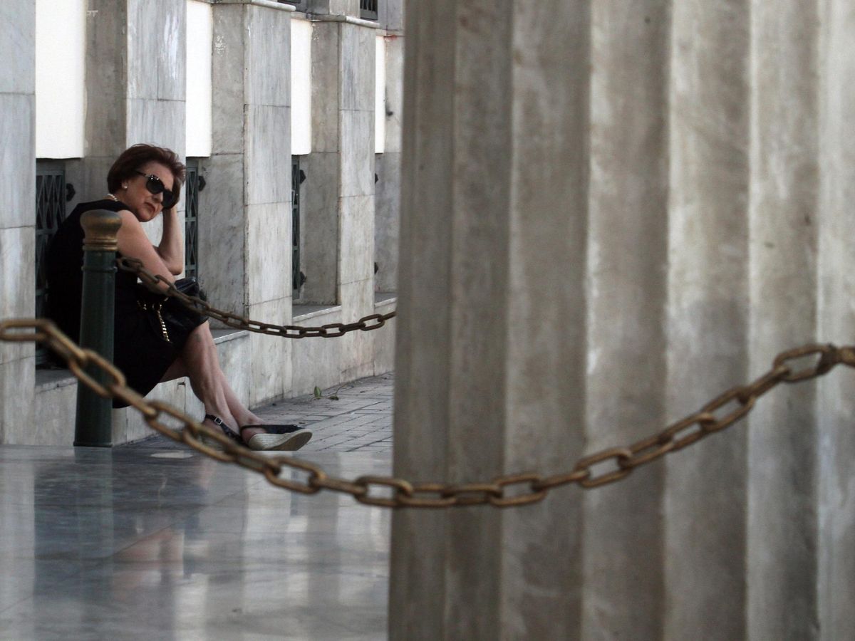 Foto: Una mujer en una calle de Atenas. (EFE/Alexandros Vlachos)