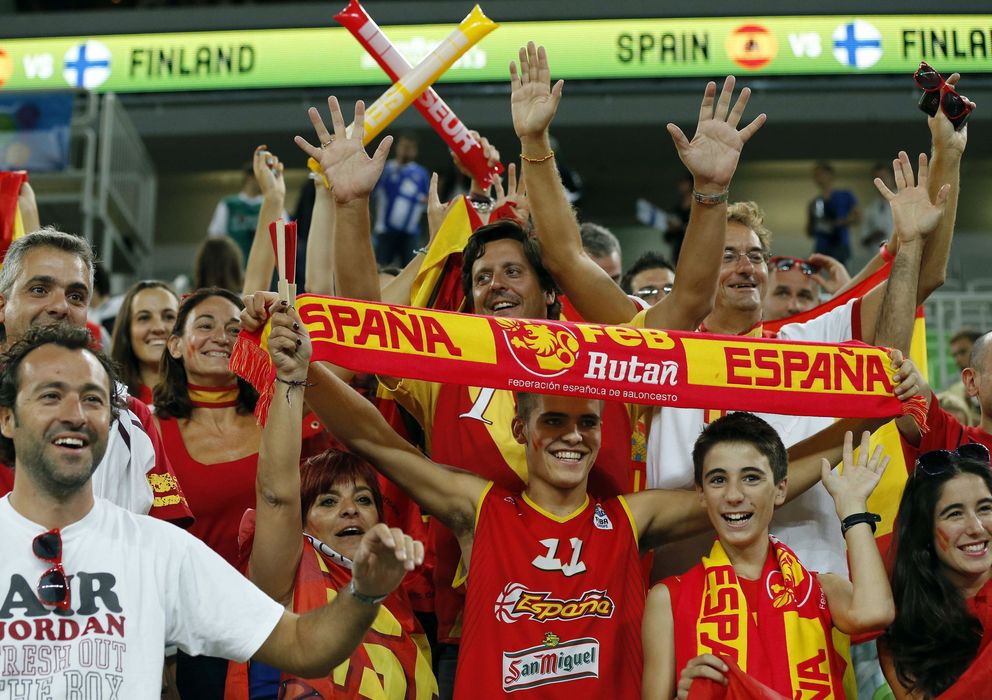 Foto: Un grupo de españoles en el Stocize Arena en el partido entre España y Finlandia (Efe).