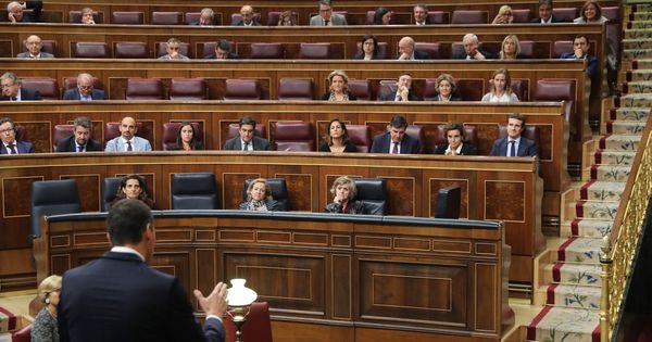 Foto: El presidente del Gobierno, Pedro Sánchez, se dirige al presidente del Partido Popular, Pablo Casado, durante su intervención en la sesión de control al Ejecutivo. (EFE)