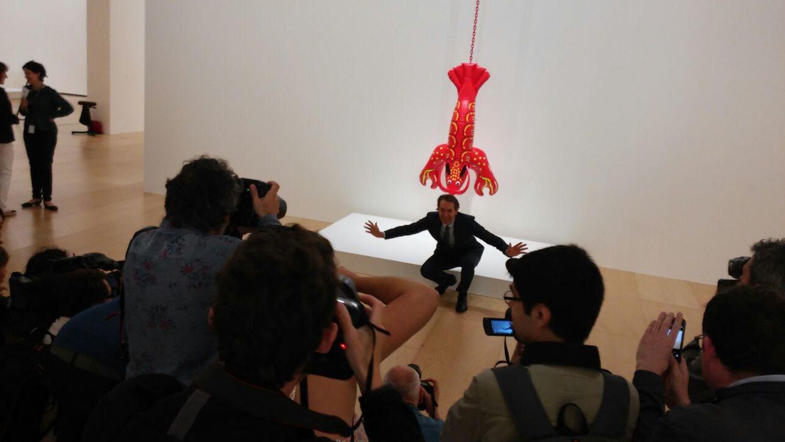 Foto: Jeff Koons posa junto a una obra en la presentación de su retrospectiva en el Guggenheim (P.H.R)