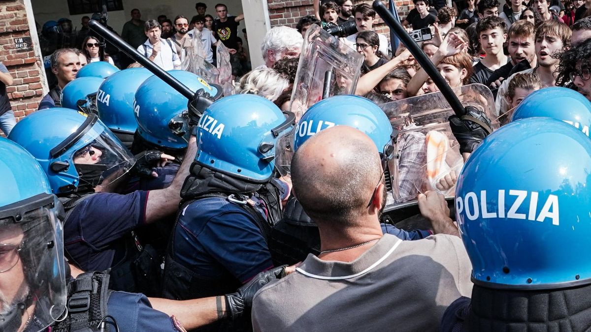 La Policía carga contra cientos de manifestantes que protestaban por la presencia de Meloni en un acto en Turín 
