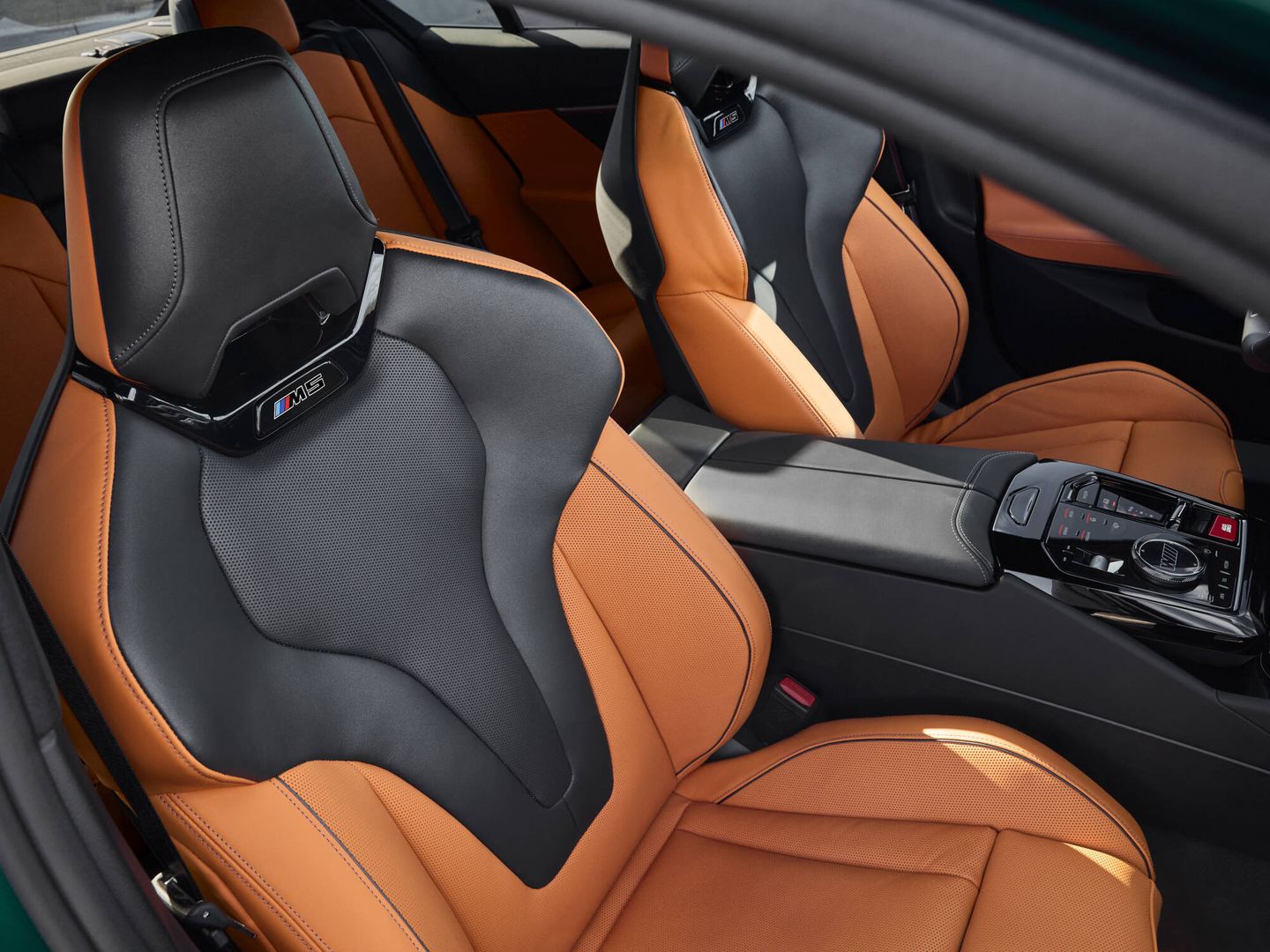 Los asientos multifunción M, de corte deportivo, tienen una amplia gama de ajustes eléctricos.