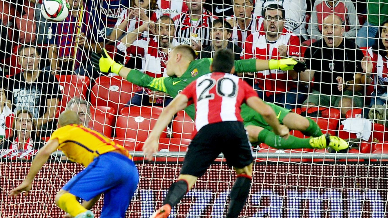 Foto: Aduriz anotó de cabeza ante Mascherano el 2-0 (Reuters).