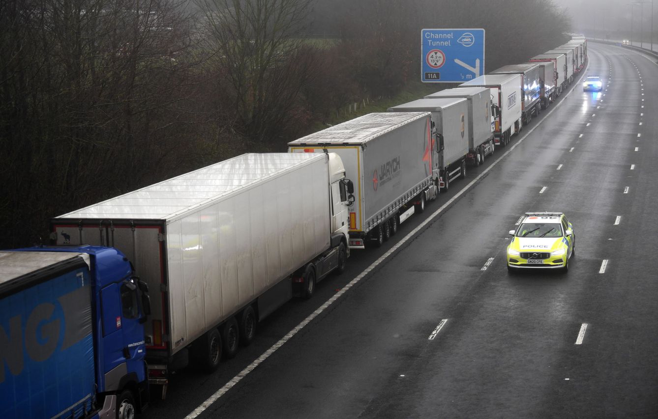 Cola kilométrica de camiones en un arcén de autovía en Reino Unido. (EFE)