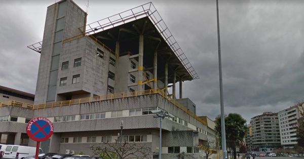 Foto: La comisaría de Ourense donde apareció muerto Celso Blanco. (Google Maps)