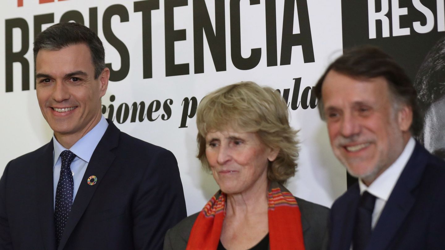 Pedro Sánchez, Mercedes Milá y el presidente de Planeta, José Creuheras. EFE