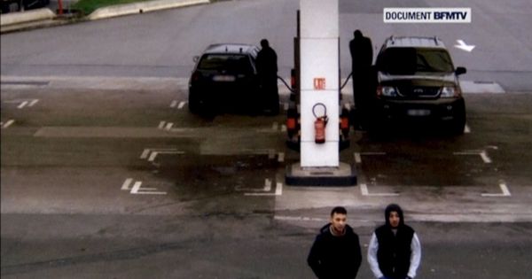 Foto: Salah Abdeslam (abajo, izquierda) y su cómplice Hamza Attou, captados por la cámara de seguridad de una gasolinera durante su huida de París a Bruselas tras los atentados, el 14 de noviembre de 2015. (Reuters)