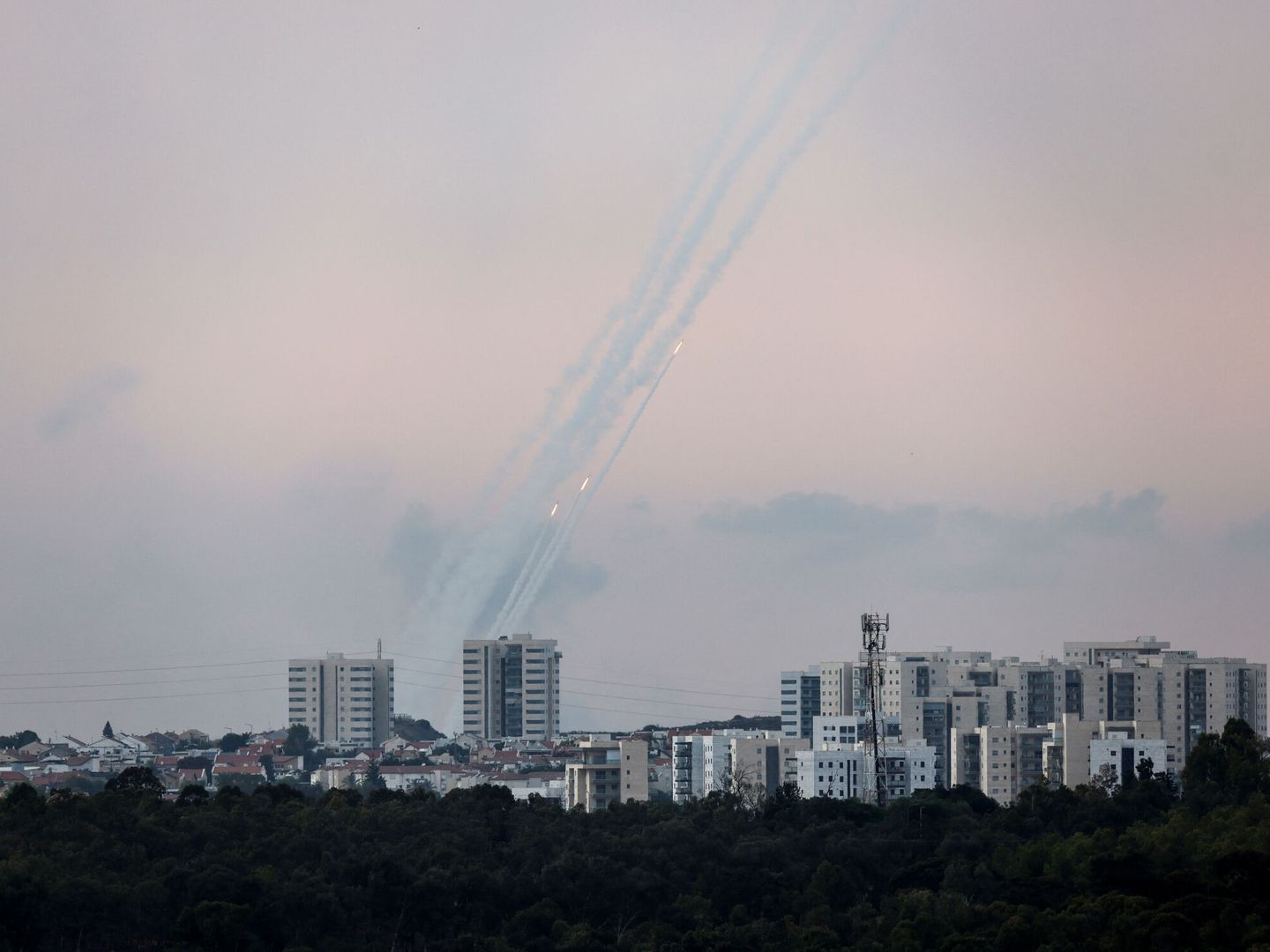 Lanzan cohetes desde la franja de Gaza hacia Israel. (REUTERS/Amir Cohen)