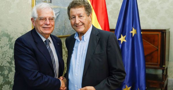 Foto: El politólogo Sami Naïr (d), con el ministro de Exteriores, Josep Borrell, el pasado 19 de septiembre en Madrid. (EFE)