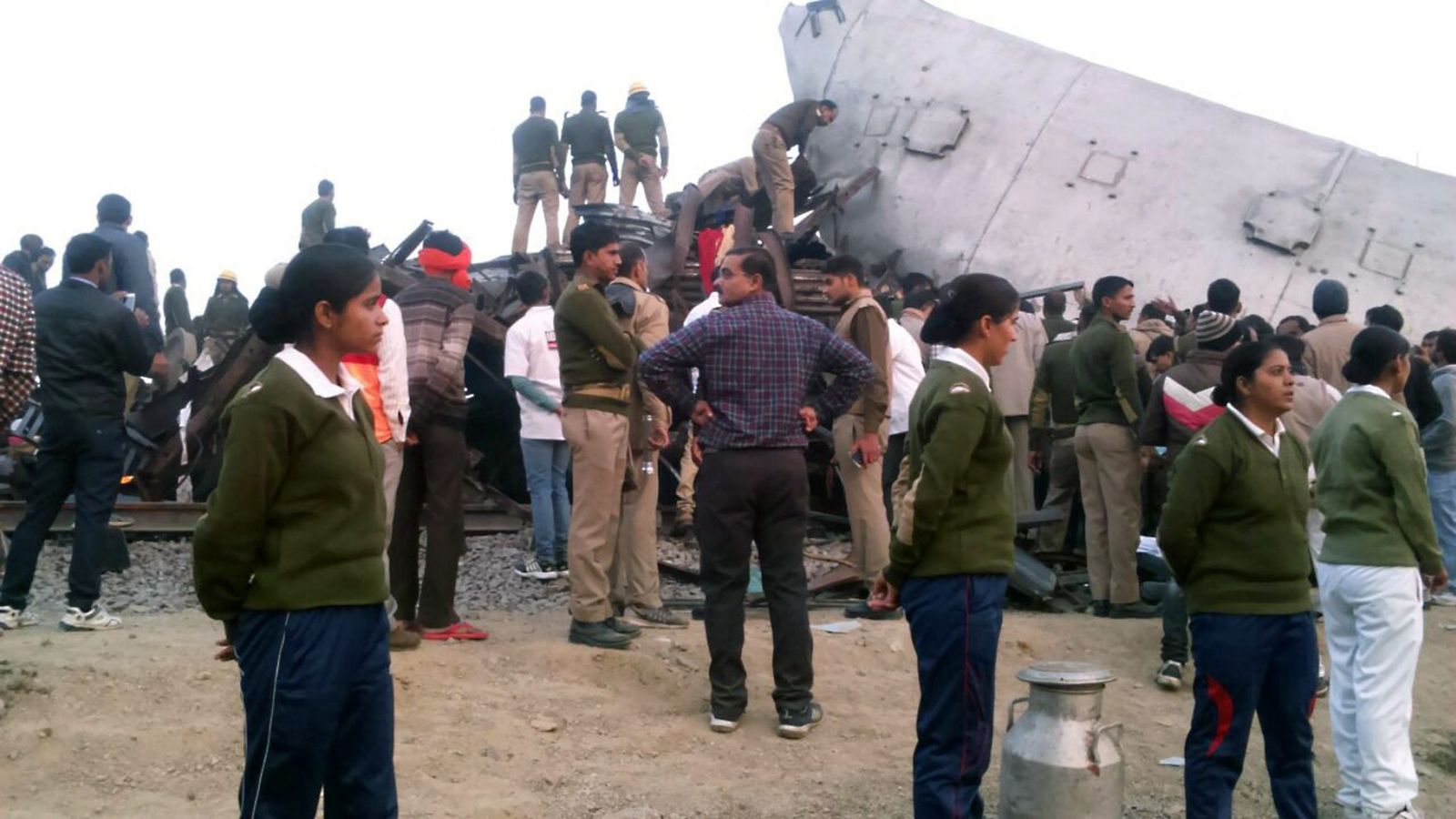 Foto: Trabajos de rescate tras el accidente en un tren en la India. (EFE)