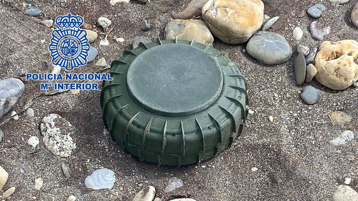 Hallan una mina anticarro con 1,8 kilos de explosivo en una playa de Almería