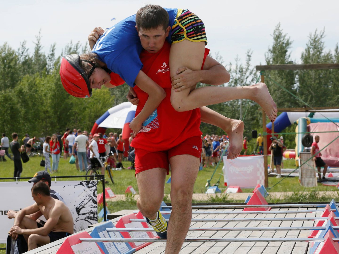 'Mate carrying relay race', una de las pruebas que forman parte de estos juegos. (Reuters)