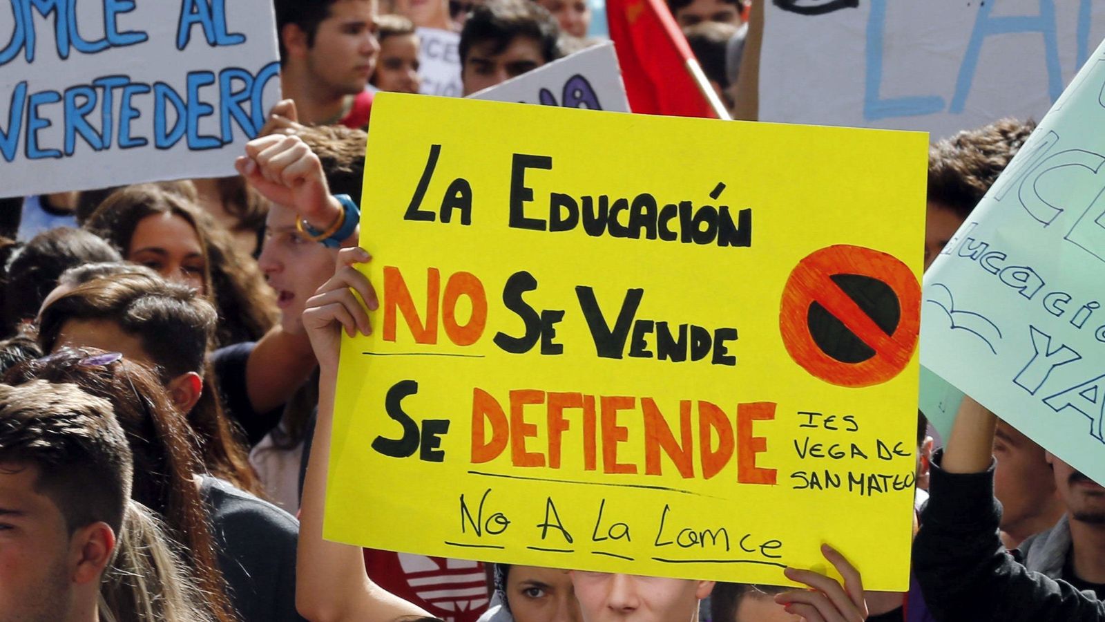 Foto: Varios jóvenes con carteles durante una manifestación contra as reválidas, los recortes y la Lomce. (EFE)