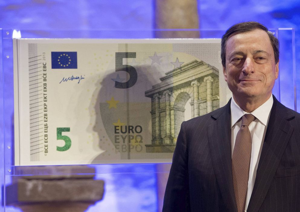 Foto: El presidente del BCE, Mario Draghi, durante la presentación del nuevo billete de 5 euros